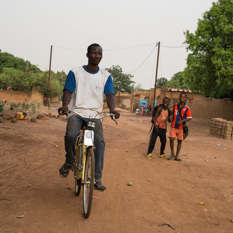 velo et enfants dans la rue